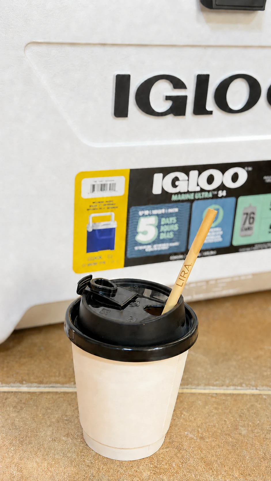 LIRA reed straw in takeaway coffee service
